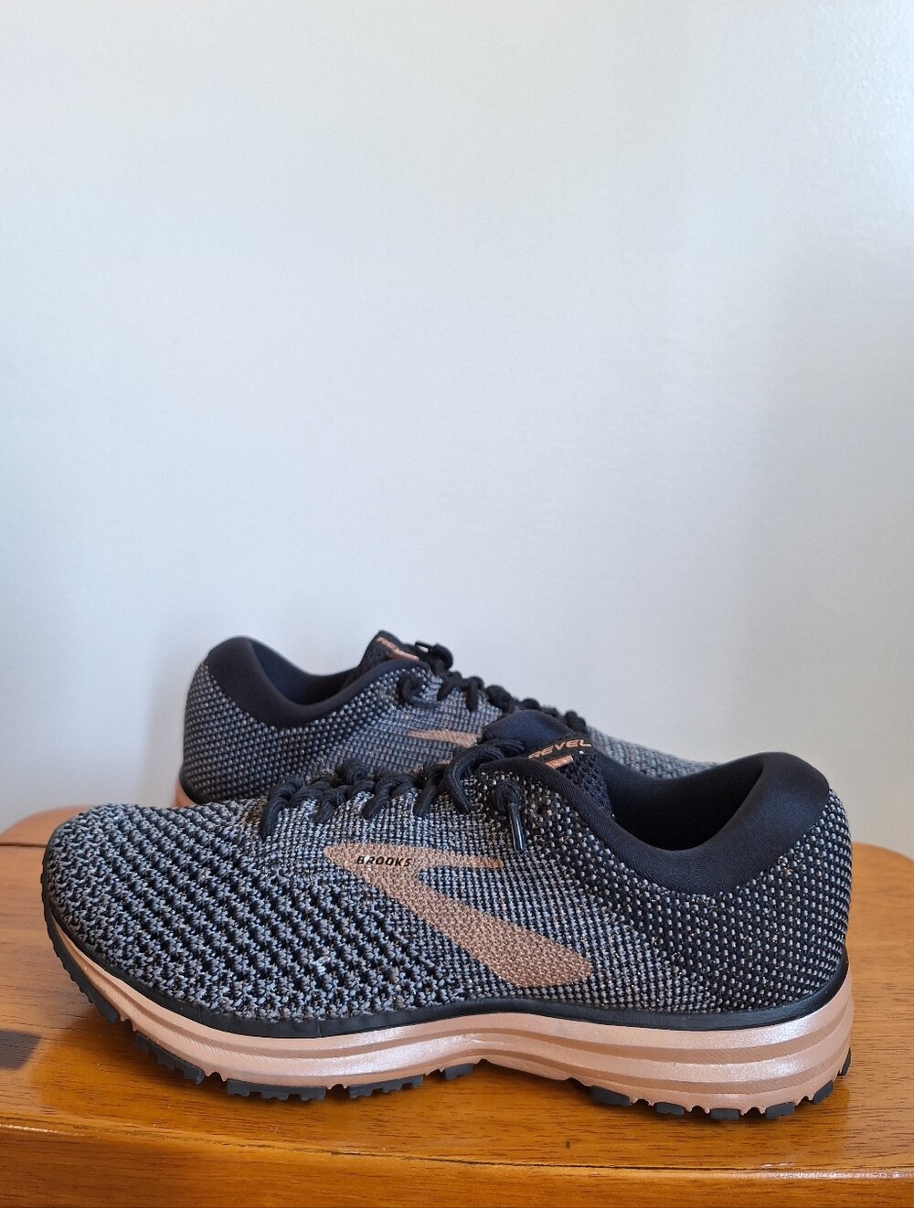 Brooks Revel 2 Black And Gold Womens Size 7.5B